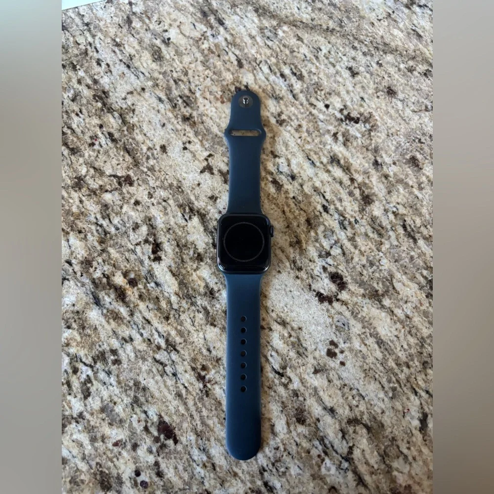 Apple Watch SE space gray aluminum case midnight sport brand